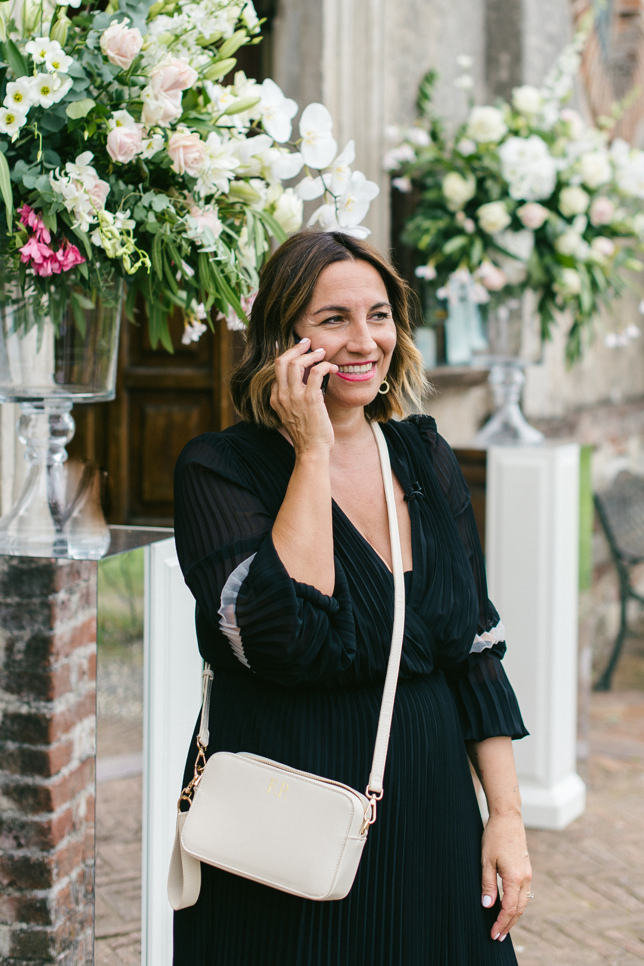 Francesca al telefono durante la preparazione di un evento