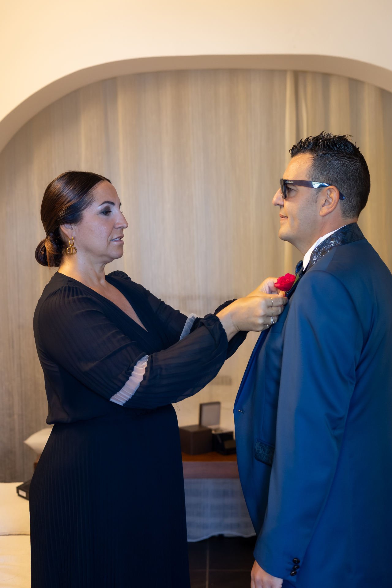 Francesca sistema la bottoniera